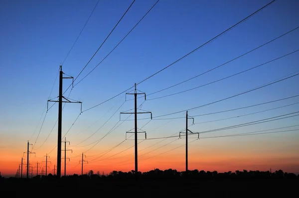 gün batımında iletim hatları