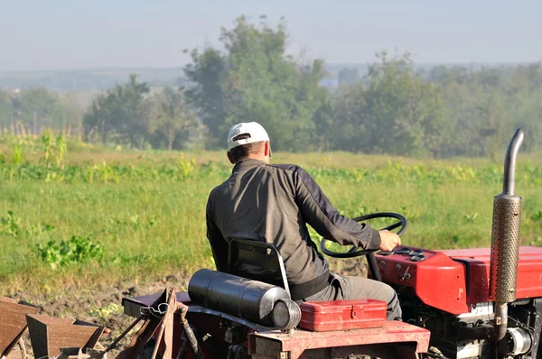 Homens em traktor — Fotografia de Stock