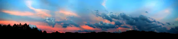 Красочная панорама облаков — стоковое фото