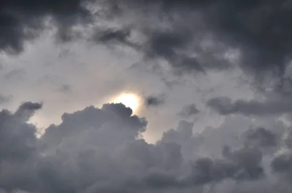 Nuvens de chuva escura — Fotografia de Stock