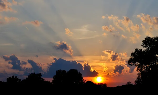 Hermoso atardecer con nubes — Foto de Stock