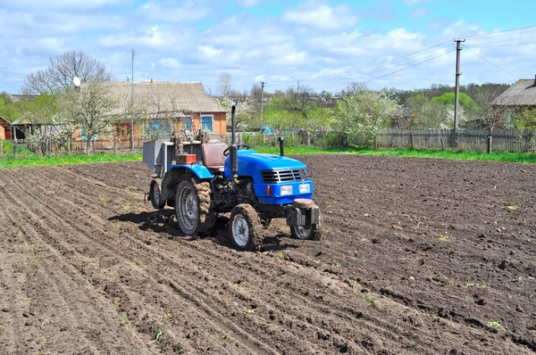 Tracteur dans le travail sur le terrain la terre — Photo