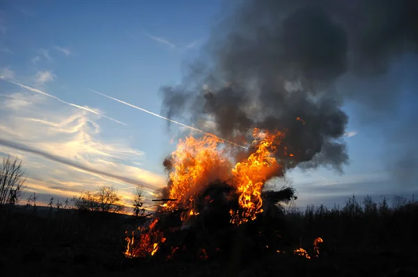 Fuoco contro il cielo Fotografia Stock