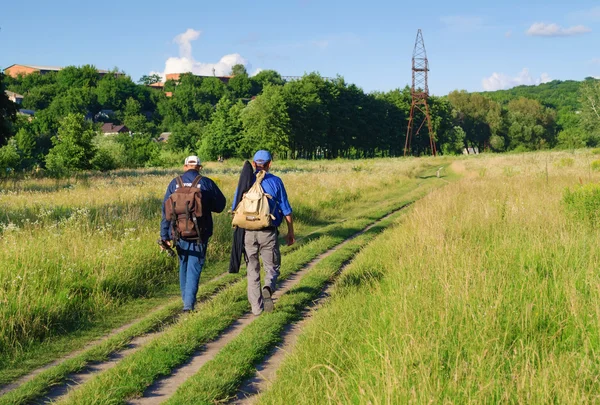 Dois homens com mochilas trajeto de viagem Imagem De Stock