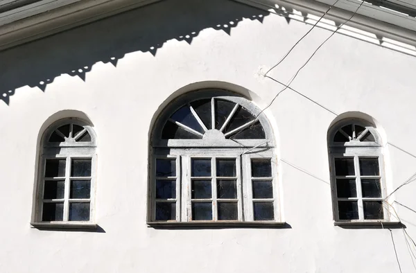 Ventanas en la pared ehite —  Fotos de Stock