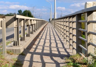 Köprü çit gölgeler