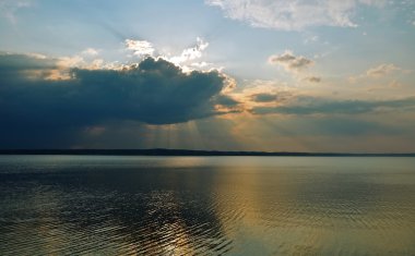 göl üzerinde kasvetli bulut