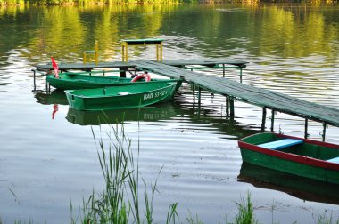 İskelenin yakınında birkaç tekne