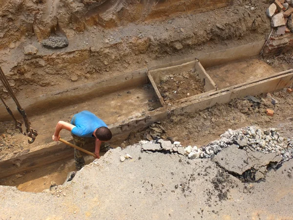 Worker digs — Stock Photo, Image