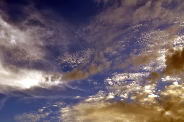 Πολύχρωμα σύννεφα ουρανό — Φωτογραφία Αρχείου