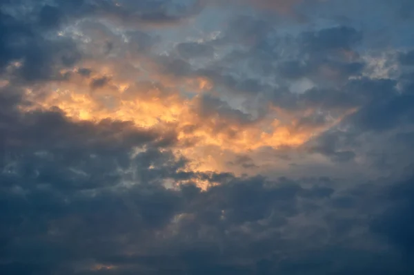 Nuvens coloridas ao pôr do sol — Fotografia de Stock