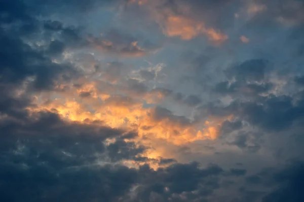 Πολύχρωμα σύννεφα στο ηλιοβασίλεμα — Φωτογραφία Αρχείου