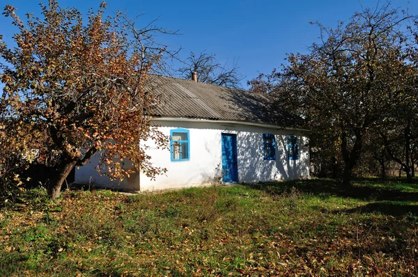 Casa abandonada entre los árboles frutales —  Fotos de Stock