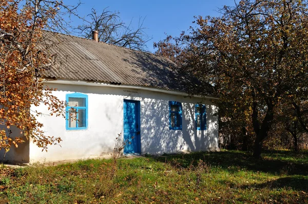 Abandoned house among the fruit trees — Stock Photo, Image