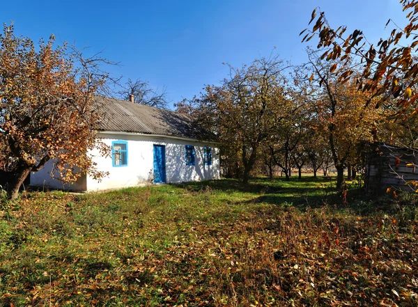 Abandoned house among the fruit trees — Stock Photo, Image