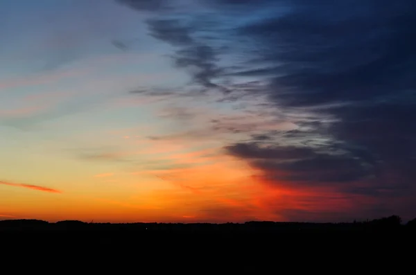 Gesättigte Farben des Himmels bei Sonnenaufgang — Stockfoto