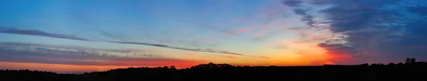 Colores saturados del cielo al amanecer — Foto de Stock