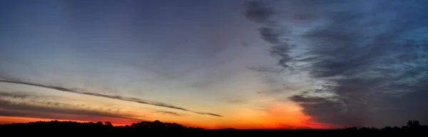Gesättigte Farben des Himmels bei Sonnenaufgang — Stockfoto