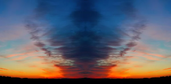 Gesättigte Farben des Himmels bei Sonnenaufgang Symmetriepanorama — Stockfoto