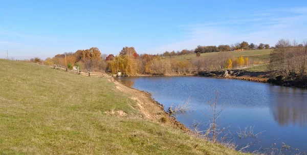 Lake in veld — Stockfoto