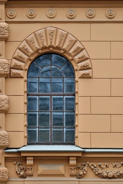 A window with arch and lattice. — Stock Photo, Image