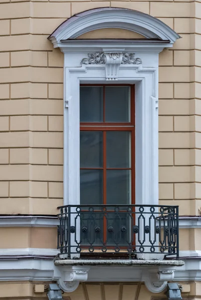 Raam met balkon. — Stockfoto