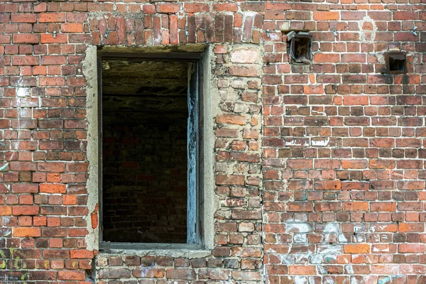 Vernietigde Venster Opening Een Rode Bakstenen Muur Een Oud Verlaten — Stockfoto