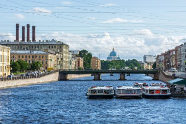 Saint Petersburg, Rusya, 1 Temmuz: 18 Ocak 2020 'de Saint Petersburg' daki Fontanka nehrindeki eğlence gemileri. Arka planda, Trinity Katedrali 'nin kubbesi..