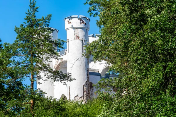 White Turrets Chapel Ludwigsburg Park Mon Repos Vyborg Background Blue — Stock Photo, Image