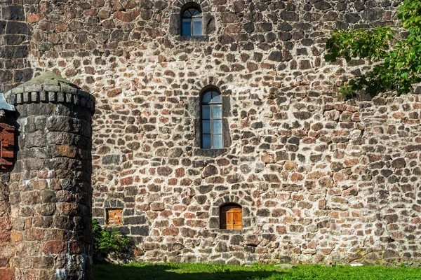 Die Befestigte Steinmauer Der Alten Burg Mit Kleinen Fenstern Und — Stockfoto