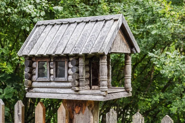 ポーチ付きの家の形で木で作られた鳥のフィーダー — ストック写真