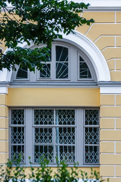 Janela Com Arco Contra Uma Parede Amarela Uma Série Janelas — Fotografia de Stock