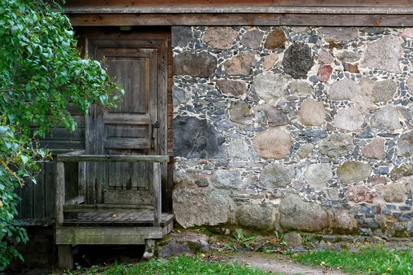 Gammalt Byhus Med Stenmur Och Träveranda Med Trädörr — Stockfoto