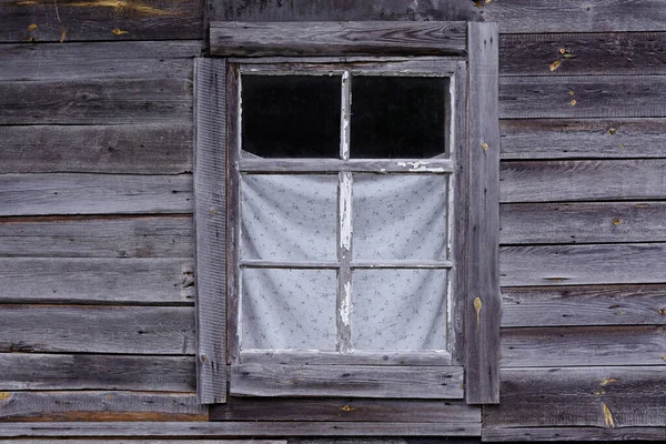 灰色の木製の板の壁に対して古い田舎の家の白いフレームと長方形の窓 世界シリーズの窓から — ストック写真