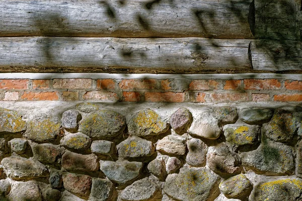 Köydeki Eski Bir Ahşap Evin Liken Kaplı Kaldırım Taşının Temeli — Stok fotoğraf