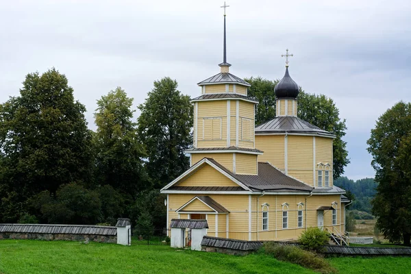 Εκκλησία Του Αγίου Γεωργίου Του Βικτωριανού Στο Voronich Φόντο Ένα — Φωτογραφία Αρχείου