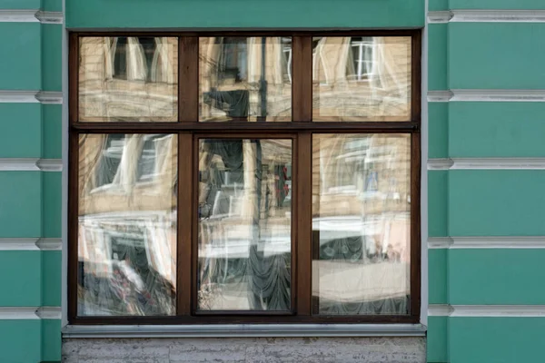 Reflektioner Glaset Ett Rektangulärt Fönster Mot Grön Vägg Från Serie — Stockfoto