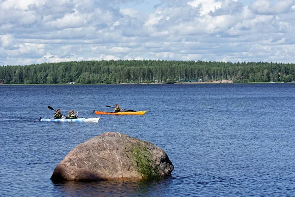 Vyborg Rússia Julho Turistas Dois Caiaques Flutuam Lago Parque Mon Imagens Royalty-Free