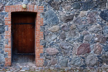 Puşkin Hills 'teki Mikhailovskoye malikanesinin parkındaki taş evde eski ahşap bir kapı..