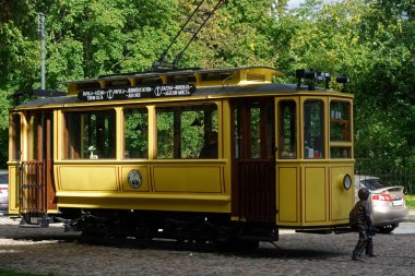 Vyborg, Rusya, 26 Ağustos 2020: Vyborg şehrinin sokaklarından birinde bar restoranı olarak donatılmış eski sarı tramvay.