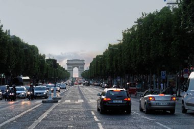 Paris, Fransa, 21 Haziran: 21 Haziran 2012 akşamı Şanzelize 'de Zafer Takı' na tepeden bakan trafik.