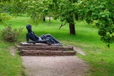 Pushkinskiye Gory 'deki Mikhailovskoye malikanesinin bahçesindeki genç Puşkin anıtı..