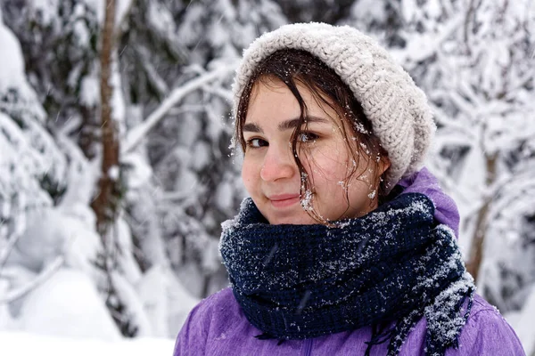 冬の森を背景に雪の髪の笑顔の女の子 ストックフォト