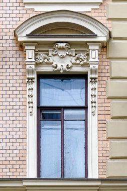 Kemerli güneşliği olan tuğla bir duvara karşı dikdörtgen pencere. St. Petersburg 'un bir dizi penceresinden.