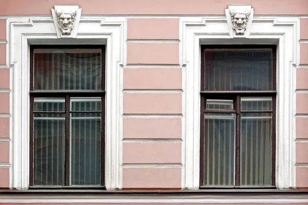 Två Rektangulära Fönster Med Vit Bas Relief Bakgrunden Rosa Stuckatur — Stockfoto