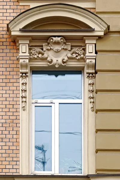 Ventana Rectangular Con Visera Arqueada Estuco Fondo Pared Beige Desde — Foto de Stock