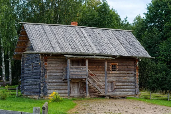 Gamla Två Våningar Trä Timmerhus Med Trätak Bakgrund Gröna Träd — Stockfoto