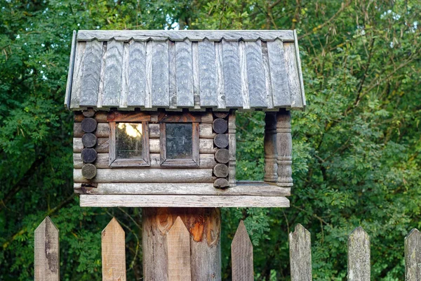Fågelmatare Tillverkad Trä Form Ett Hus Trädens Bakgrund — Stockfoto