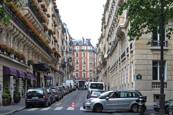 Париж Франция Июня Плотно Припаркованные Автомобили Одной Улиц Города Июня — стоковое фото