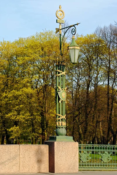 圣彼得堡莫伊卡河大桥上的城市路灯 上有箭和镀金的装饰 — 图库照片